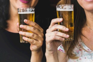 举杯畅饮啤酒的欢乐时刻