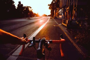 夕阳下的骑行视角