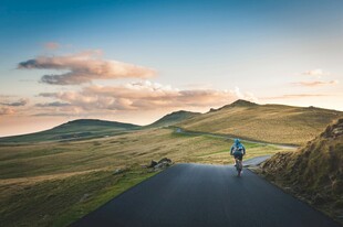 一人骑行于山间公路