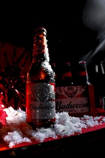冰镇啤酒瓶置于雪中