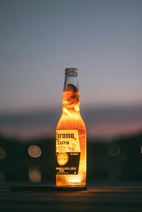 夕阳下的啤酒瓶