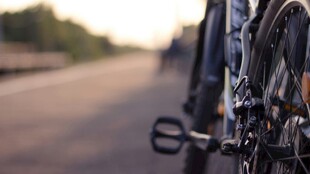 公路上的自行车特写