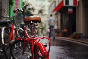 雨中街头的红色复古自行车