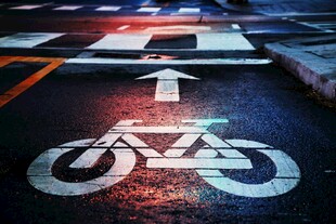 夜间道路上的自行车专用标识