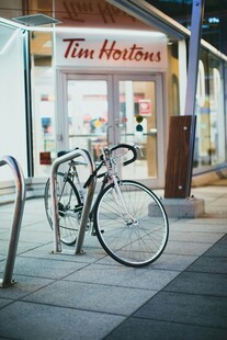 街边停放的自行车与店铺