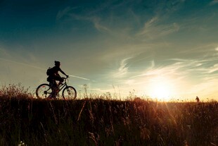 夕阳下的骑行者