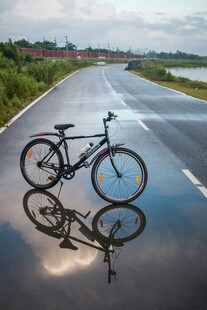 公路上静置的炫酷自行车