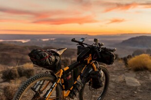 夕阳下的山地自行车之旅