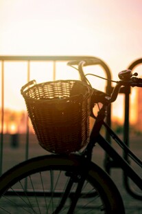 夕阳下带筐的自行车