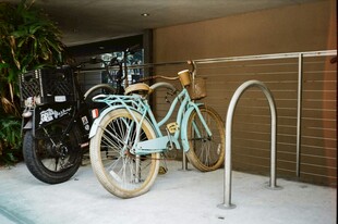 自行车展示于室内空间