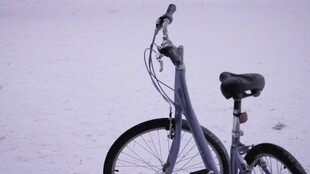 雪地中的自行车