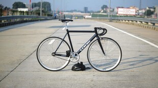 公路上的黑色酷炫自行车
