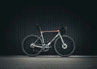 时尚现代公路自行车展示