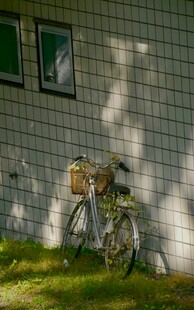 户外墙边停放的复古自行车