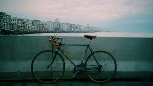 海边停靠的复古自行车