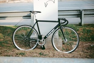 经典黑色公路自行车展示
