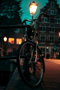 夜晚街边停放的复古自行车