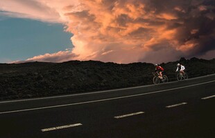 公路上的壮丽云霞骑行景