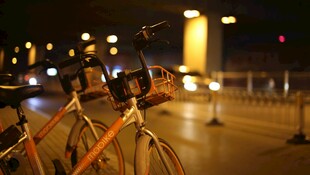 夜晚街头的复古自行车