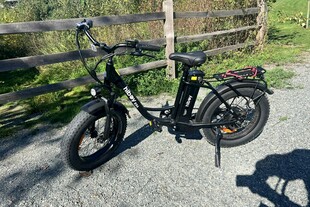 户外停放的黑色折叠自行车