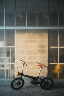 户外停放的时尚折叠自行车