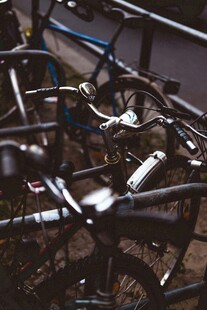 一堆自行车零件特写