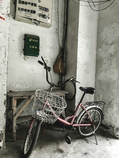 老旧角落的复古自行车