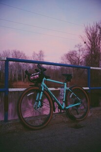 夕阳下停靠的蓝色自行车