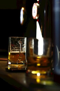 酒吧中的威士忌酒杯