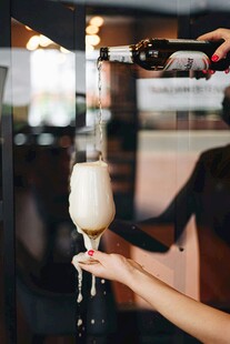 酒吧调酒师正在倒酒