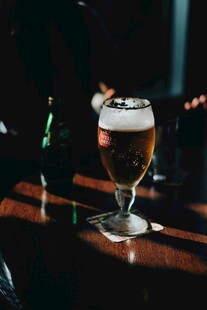 高脚杯中的泡沫啤酒