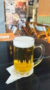 桌上的一杯鲜啤酒