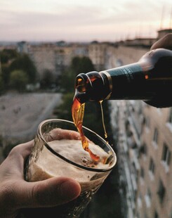 户外倒酒瞬间