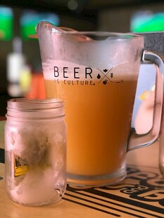 鲜酿啤酒与佐料罐的组合