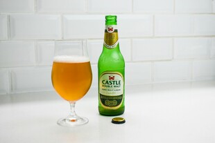 绿瓶啤酒搭配满溢啤酒杯