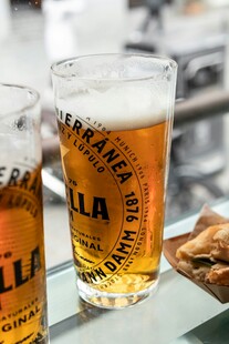 玻璃杯中的美味啤酒