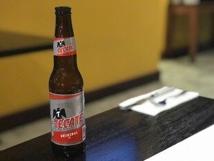 桌上的啤酒瓶