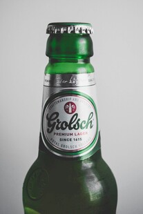 绿色啤酒瓶特写