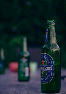户外摆放的喜力啤酒瓶