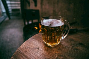木桌上的啤酒杯