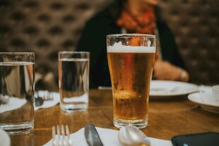 桌上的啤酒与玻璃杯