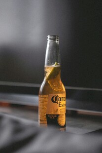 桌上的啤酒瓶