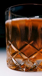 琥珀色威士忌装于水晶杯