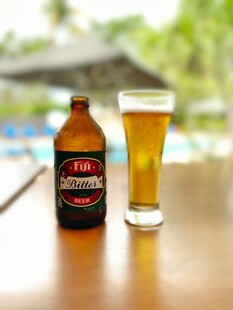 桌上的啤酒瓶与啤酒杯