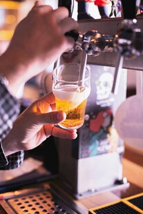 酒吧中倒满啤酒的畅饮时刻