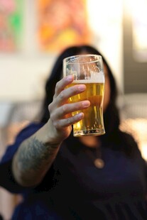 手持啤酒杯的惬意瞬间