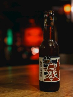 桌上的特色啤酒瓶