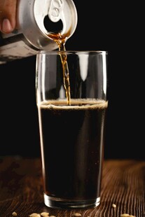 罐装饮料倒入玻璃杯