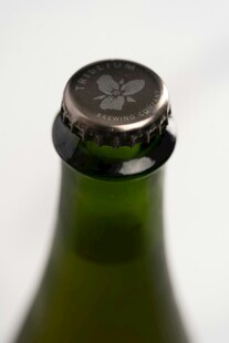 绿色啤酒瓶瓶盖特写