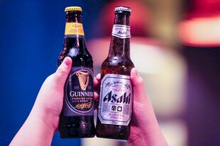 手持双瓶啤酒特写
